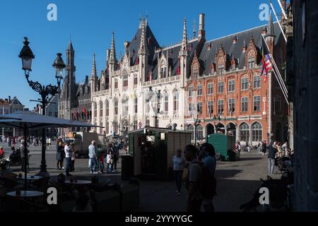 Historisches Museum in der neogotischen Residenz des Gouverneurs aus dem XX. Jahrhundert und neogotischer Provinciaal Hof aus dem 19. Jahrhundert Stockfoto