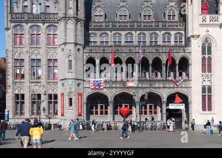 Historisches Museum in der neogotischen Residenz des Gouverneurs aus dem XX. Jahrhundert und neogotischer Provinciaal Hof aus dem 19. Jahrhundert Stockfoto