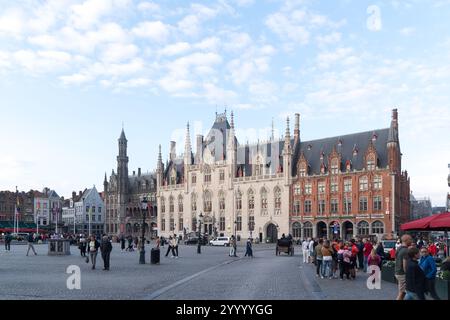 Statue von Jan Breydel und Pieter de Coninck aus dem 19. Jahrhundert vor dem Historium Museum in der offiziellen Residenz des neogotischen Gouverneurs aus dem XX. Jahrhundert Stockfoto