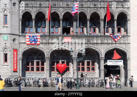 Historisches Museum in der neogotischen Residenz des Gouverneurs aus dem XX. Jahrhundert auf dem Markt im historischen Zentrum von Brügge/Brügge, Westflandern, F Stockfoto