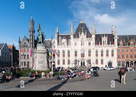 Statue von Jan Breydel und Pieter de Coninck aus dem 19. Jahrhundert vor dem Historium Museum in der offiziellen Residenz des neogotischen Gouverneurs aus dem XX. Jahrhundert Stockfoto