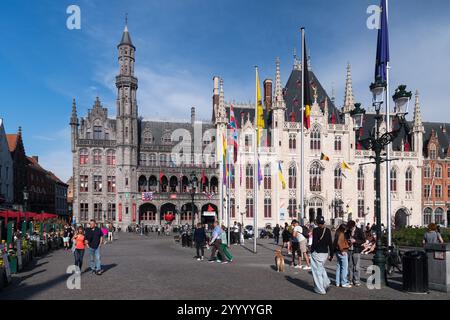 Historisches Museum in der neogotischen Residenz des Gouverneurs aus dem XX. Jahrhundert und neogotischer Provinciaal Hof aus dem 19. Jahrhundert Stockfoto