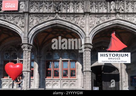 Historisches Museum in der neogotischen Residenz des Gouverneurs aus dem XX. Jahrhundert auf dem Markt im historischen Zentrum von Brügge/Brügge, Westflandern, F Stockfoto