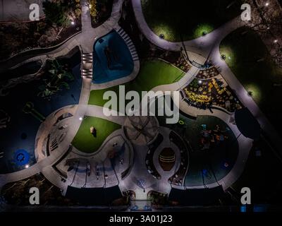 Bellevue WA USA - 7. Februar 2025: Downtown Bellevue Park bei Nacht Stockfoto