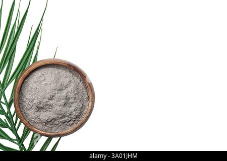 Schüssel mit Asche und Palmenzweigen auf weißem Hintergrund. Aschenmittwoch Stockfoto