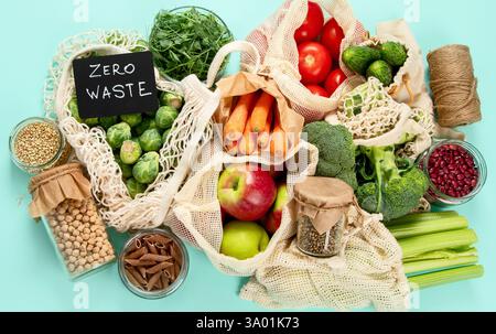 Sortiment an Bio-Obst und -Gemüse in wiederverwendbaren Verpackungsbeuteln. Umweltfreundliches Lifestyle-Konzept. Kunststofffreie Artikel. Wiederverwenden, reduzieren, verwerfen. T Stockfoto