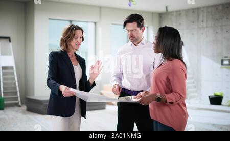 Architekt und Paar diskutieren mit einer Familie über den Umbau des Hauses. Stockfoto