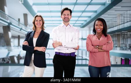 Smiling Business Team Posiert Für Gruppenfoto Im Corporate Office Stockfoto