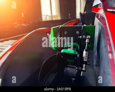 Neue Elektro-Gokarts auf der modernen Indoor-Rennstrecke Stockfoto