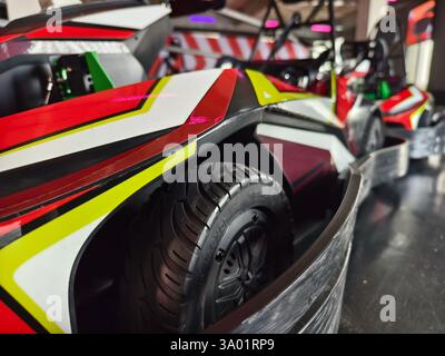 Neue Elektro-Gokarts auf der modernen Indoor-Rennstrecke Stockfoto