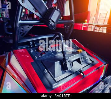 Neue Elektro-Gokarts auf der modernen Indoor-Rennstrecke Stockfoto