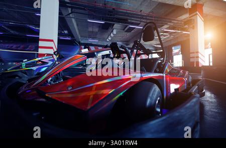 Neue Elektro-Gokarts auf der modernen Indoor-Rennstrecke Stockfoto