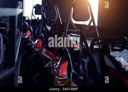 Neue Elektro-Gokarts auf der modernen Indoor-Rennstrecke Stockfoto