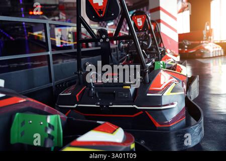 Neue Elektro-Gokarts auf der modernen Indoor-Rennstrecke Stockfoto