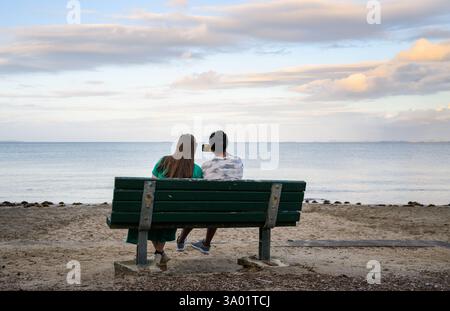 Zwei Frauen machen Selfie mit einem Smartphone am Strand. Auckland. Stockfoto