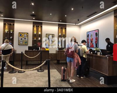 London, England, 11. Juli 2023, Eine geschäftige Hotellobby in London, in der Gäste einchecken und mit dem Personal interagieren. Der moderne Innenraum verfügt über Ein lebhaftes A Stockfoto