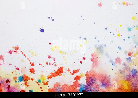 Helle Aquarellfarbe gelb-rot-blaue Pinseltinte, Spritzwasserstrich Fleckentropfen. Abstrakte Kunstillustration auf weißem Hintergrund. Banner für Text, Grung Stockfoto