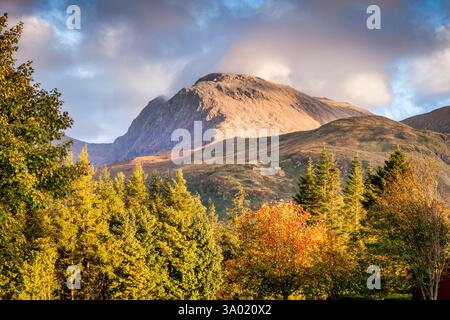 Schottlands höchster Berg mit 1345 m ist der Ben Nevis im frühen Herbst, da die Blätter anfangen zu färben. Stockfoto