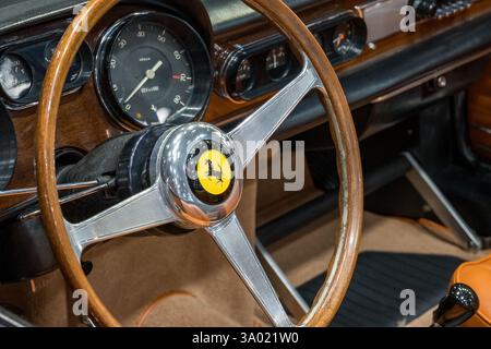 Klassische Eleganz lebt im eleganten Interieur eines klassischen Sportwagens auf, das handwerkliche Können und luxuriöse Designelemente hervorhebt Stockfoto