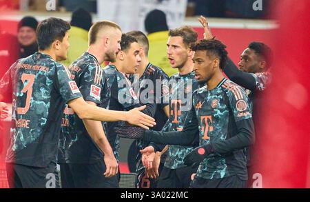 Leon GORETZKA, FCB 8 feiert sein Tor 1-2, glücklich, lachen, feiern, mit Kingsley Coman, FCB 11 Jamal MUSIALA, FCB 42 Eric Dier, FCB 15 MinJae Kim, Min-Jae Kim, FCB 3 Alphonso DAVIES, FCB 19 Joao Palhinha, FCB 16 Harry Kane, FCB 9 im Spiel VFB STUTTGART - FC BAYERN MÜNCHEN 1-3 am 28. Februar 2025 in Stuttgart. Saison 2024/2025, 1.Bundesliga, FCB, München, Spieltag 24, 24.Spieltag-Fotograf: ddp-Bilder/STAR-Bilder - DFL-VORSCHRIFTEN VERBIETEN JEDE VERWENDUNG VON FOTOGRAFIEN als BILDSEQUENZEN und/oder QUASI-VIDEO - Stockfoto