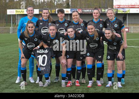 Team von Club YLA mit bis zu L bis R U31 Sterre Gielen (14) von Club YLA Isabelle Iliano (18) von Club YLA Lara Kristin Pedersen (6) von Club YLA Chloe Vande Velde (8) von Club YLA Caitlin Lievens (21) von Club YLA von Club YLA zu Club YLA Abrahamsson (2) von Club YLA Aisse Tamara Gumbs (26) von Club YLA Daverkhove (13) während eines Frauenfußballspiels zwischen Club Brugge Dames YLA und SV Zulte Waregem am 17. Spieltag der Saison 2024 - 2025 der Belgischen Lotto Womens Super League, ON Stockfoto