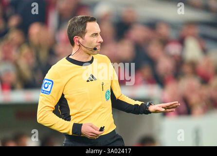 Schiedsrichter Benjamin Brand im Spiel VFB STUTTGART - FC BAYERN MÜNCHEN 1-3 am 28. Februar 2025 in Stuttgart. Saison 2024/2025, 1.Bundesliga, FCB, München, Spieltag 24, 24.Spieltag-Fotograf: ddp-Bilder / STAR-Bilder - DFL-VORSCHRIFTEN VERBIETEN JEDE VERWENDUNG VON FOTOGRAFIEN als BILDSEQUENZEN und/oder QUASI-VIDEO - Stockfoto