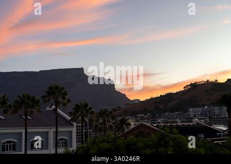 Abendlicher Blick von der Waterfront zum Tafelberg in Kapstadt - South AFica Stockfoto
