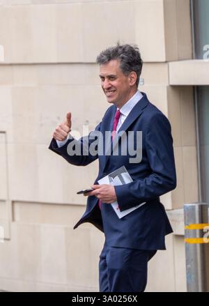 Ein lächelnder Ed Miliband, Labour Shadow Secretary of State für Energiesicherheit und Net Zero, geht nach dem Start der Labour Party mit einem Daumen nach oben und hält eine Kopie des Labour Party Manifests von 2024. Noma Building Manchester UK Bild: Garyroberts/worldwidefeatures.com Stockfoto