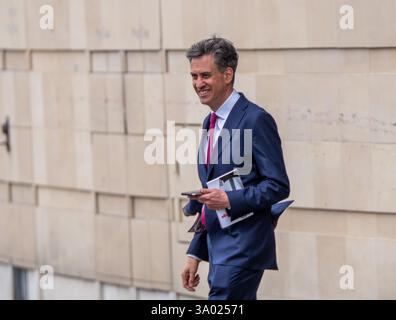Ein lächelnder Ed Miliband, Labour Shadow Secretary of State für Energiesicherheit und Net Zero, geht nach dem Start der Labour Party mit einer Kopie des Labour Party Manifests von 2024. Noma Building Manchester UK Bild: Garyroberts/worldwidefeatures.com Stockfoto