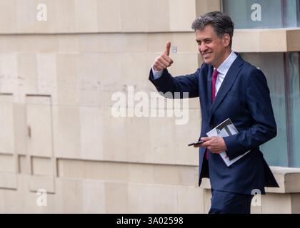 Ein lächelnder Ed Miliband, Labour Shadow Secretary of State für Energiesicherheit und Net Zero, geht nach dem Start der Labour Party mit einem Daumen nach oben und hält eine Kopie des Labour Party Manifests von 2024. Noma Building Manchester UK Bild: Garyroberts/worldwidefeatures.com Stockfoto