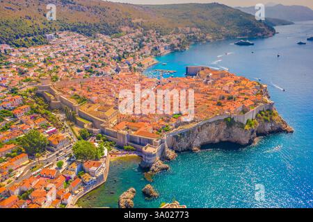 Ein atemberaubender Blick aus der Vogelperspektive auf Dubrovnik, Kroatien, vom Pile Gate aus aufgenommen, zeigt die historischen Steinmauern der Stadt und die atemberaubende Adriaküste Stockfoto