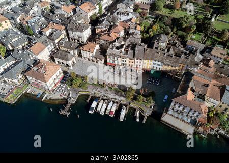 Luftaufnahme des Motta-Platzes in Orta San Giulio, Italien Stockfoto