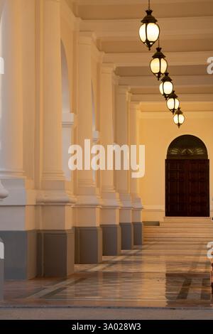 Architekturdetails des Nationaltheaters von Panama, gleich unten von der Plaza Bolivar, panama-Stadt, panama - Stockfoto Stockfoto