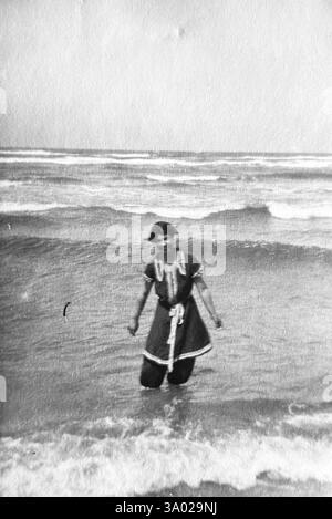 1920 Vereinigtes Königreich: Vintage Retro altes Schwarz-weiß-Fotoporträt einer Person in historischer Kleidung und Ort. Stockfoto