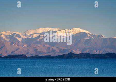 Panoramablick auf die Landschaft des Lenin Gipfels im Trans-Alai Gebirge vom Karakul See, Murghab, Gorno-Badakhshan, Tadschikistan Pamir Stockfoto