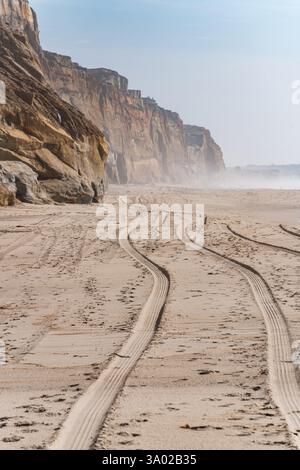Malerische Ozeanküste in Peniche, Portugal mit Reifenwegen auf Sand Stockfoto
