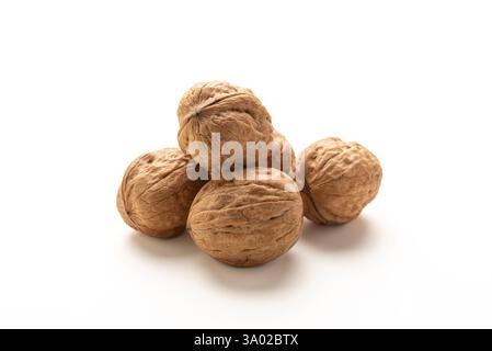 Haufen von Walnüssen auf weißem Hintergrund Stockfoto