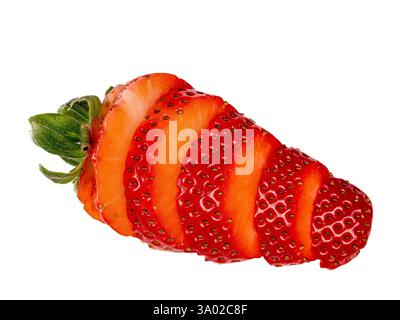In Scheiben geschnittene Erdbeeren auf weißem Hintergrund. Stockfoto