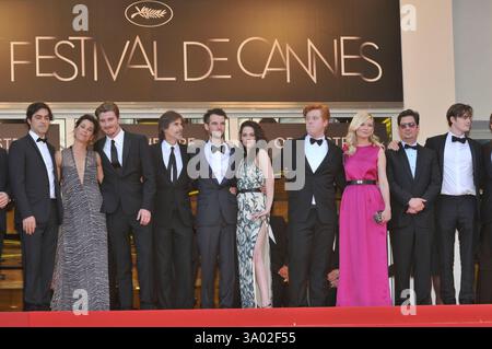 Gegossen. „On the Road“-Vorführung auf dem 65. Filmfestival in Cannes, Frankreich..23. Mai 2012.langes weißes Kleid in rosa Kirsten Dunst Kristen Stewart Garrett Hedlund.CAP/PL.©Phil Loftus/Capital Pictures. Stockfoto