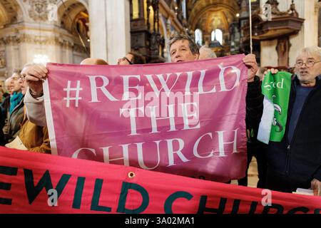 März 2025. St Pauls's Cathedral, London. Singender Flashmob zieht in die St. Paul’s Cathedral, um die Kirche zu fordern, die Natur zu schützen. Im Vorfeld des World Wildlife Day rufen 200 Mitglieder des Climate Choir Movement die Church of England, einen der größten Landbesitzer des Landes, auf, sich dringend mit dem düsteren Zustand ihres Landes in London zu befassen: Ein 200-köpfiger Flash Mob überraschte Besucher und Kirchgänger in der St. Paul’s Cathedral (heute Samstag, 1. März) mit einer musikalischen Botschaft, die die wichtige Rolle der Kirche bei der Wiederherstellung der Natur unterstreicht. Stockfoto