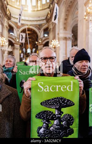 März 2025. St Pauls's Cathedral, London. Singender Flashmob zieht in die St. Paul’s Cathedral, um die Kirche zu fordern, die Natur zu schützen. Im Vorfeld des World Wildlife Day rufen 200 Mitglieder des Climate Choir Movement die Church of England, einen der größten Landbesitzer des Landes, auf, sich dringend mit dem düsteren Zustand ihres Landes in London zu befassen: Ein 200-köpfiger Flash Mob überraschte Besucher und Kirchgänger in der St. Paul’s Cathedral (heute Samstag, 1. März) mit einer musikalischen Botschaft, die die wichtige Rolle der Kirche bei der Wiederherstellung der Natur unterstreicht. Stockfoto