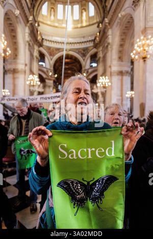 März 2025. St Pauls's Cathedral, London. Singender Flashmob zieht in die St. Paul’s Cathedral, um die Kirche zu fordern, die Natur zu schützen. Im Vorfeld des World Wildlife Day rufen 200 Mitglieder des Climate Choir Movement die Church of England, einen der größten Landbesitzer des Landes, auf, sich dringend mit dem düsteren Zustand ihres Landes in London zu befassen: Ein 200-köpfiger Flash Mob überraschte Besucher und Kirchgänger in der St. Paul’s Cathedral (heute Samstag, 1. März) mit einer musikalischen Botschaft, die die wichtige Rolle der Kirche bei der Wiederherstellung der Natur unterstreicht. Stockfoto