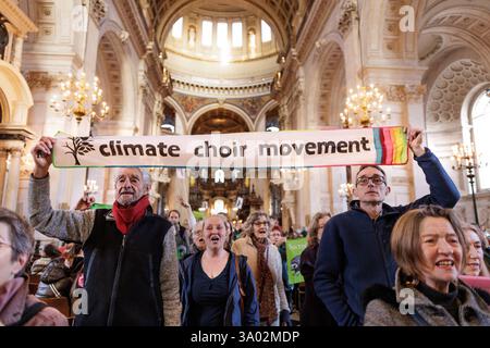 März 2025. St Pauls's Cathedral, London. Singender Flashmob zieht in die St. Paul’s Cathedral, um die Kirche zu fordern, die Natur zu schützen. Im Vorfeld des World Wildlife Day rufen 200 Mitglieder des Climate Choir Movement die Church of England, einen der größten Landbesitzer des Landes, auf, sich dringend mit dem düsteren Zustand ihres Landes in London zu befassen: Ein 200-köpfiger Flash Mob überraschte Besucher und Kirchgänger in der St. Paul’s Cathedral (heute Samstag, 1. März) mit einer musikalischen Botschaft, die die wichtige Rolle der Kirche bei der Wiederherstellung der Natur unterstreicht. Stockfoto