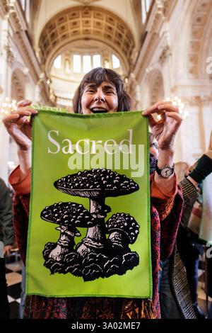 März 2025. St Pauls's Cathedral, London. Singender Flashmob zieht in die St. Paul’s Cathedral, um die Kirche zu fordern, die Natur zu schützen. Im Vorfeld des World Wildlife Day rufen 200 Mitglieder des Climate Choir Movement die Church of England, einen der größten Landbesitzer des Landes, auf, sich dringend mit dem düsteren Zustand ihres Landes in London zu befassen: Ein 200-köpfiger Flash Mob überraschte Besucher und Kirchgänger in der St. Paul’s Cathedral (heute Samstag, 1. März) mit einer musikalischen Botschaft, die die wichtige Rolle der Kirche bei der Wiederherstellung der Natur unterstreicht. Stockfoto