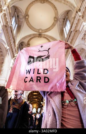 März 2025. St Pauls's Cathedral, London. Singender Flashmob zieht in die St. Paul’s Cathedral, um die Kirche zu fordern, die Natur zu schützen. Im Vorfeld des World Wildlife Day rufen 200 Mitglieder des Climate Choir Movement die Church of England, einen der größten Landbesitzer des Landes, auf, sich dringend mit dem düsteren Zustand ihres Landes in London zu befassen: Ein 200-köpfiger Flash Mob überraschte Besucher und Kirchgänger in der St. Paul’s Cathedral (heute Samstag, 1. März) mit einer musikalischen Botschaft, die die wichtige Rolle der Kirche bei der Wiederherstellung der Natur unterstreicht. Stockfoto