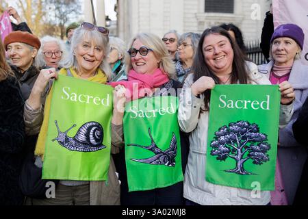 März 2025. St Pauls's Cathedral, London. Singender Flashmob zieht in die St. Paul’s Cathedral, um die Kirche zu fordern, die Natur zu schützen. Im Vorfeld des World Wildlife Day rufen 200 Mitglieder des Climate Choir Movement die Church of England, einen der größten Landbesitzer des Landes, auf, sich dringend mit dem düsteren Zustand ihres Landes in London zu befassen: Ein 200-köpfiger Flash Mob überraschte Besucher und Kirchgänger in der St. Paul’s Cathedral (heute Samstag, 1. März) mit einer musikalischen Botschaft, die die wichtige Rolle der Kirche bei der Wiederherstellung der Natur unterstreicht. Stockfoto