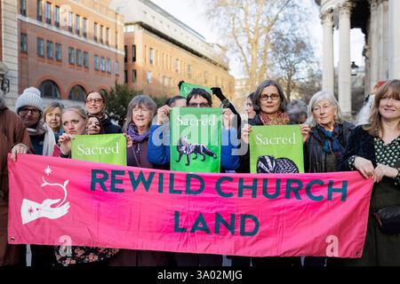 März 2025. St Pauls's Cathedral, London. Singender Flashmob zieht in die St. Paul’s Cathedral, um die Kirche zu fordern, die Natur zu schützen. Im Vorfeld des World Wildlife Day rufen 200 Mitglieder des Climate Choir Movement die Church of England, einen der größten Landbesitzer des Landes, auf, sich dringend mit dem düsteren Zustand ihres Landes in London zu befassen: Ein 200-köpfiger Flash Mob überraschte Besucher und Kirchgänger in der St. Paul’s Cathedral (heute Samstag, 1. März) mit einer musikalischen Botschaft, die die wichtige Rolle der Kirche bei der Wiederherstellung der Natur unterstreicht. Stockfoto