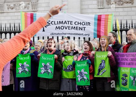 März 2025. St Pauls's Cathedral, London. Singender Flashmob zieht in die St. Paul’s Cathedral, um die Kirche zu fordern, die Natur zu schützen. Im Vorfeld des World Wildlife Day rufen 200 Mitglieder des Climate Choir Movement die Church of England, einen der größten Landbesitzer des Landes, auf, sich dringend mit dem düsteren Zustand ihres Landes in London zu befassen: Ein 200-köpfiger Flash Mob überraschte Besucher und Kirchgänger in der St. Paul’s Cathedral (heute Samstag, 1. März) mit einer musikalischen Botschaft, die die wichtige Rolle der Kirche bei der Wiederherstellung der Natur unterstreicht. Stockfoto