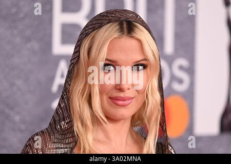 London, Großbritannien. 1. März 2025. Millie Bobby Brown kommt zu den BRIT Awards 2025 in der O2 Arena in London. Das Foto sollte lauten: Matt Crossick/Empics/Alamy Live News. NUR REDAKTIONELLE VERWENDUNG Stockfoto