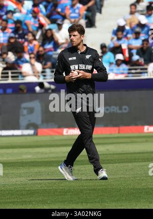 Dubai, VAE. März 2025. Dubai, Vae. März 2025. Cricket: ICC Champions Trophy 2025: Dubai INDIEN gegen Neuseeland Captain Mitch Santner in Aktion Credit: Seshadri SUKUMAR/Alamy Live News Credit: Seshadri SUKUMAR/Alamy Live News Stockfoto